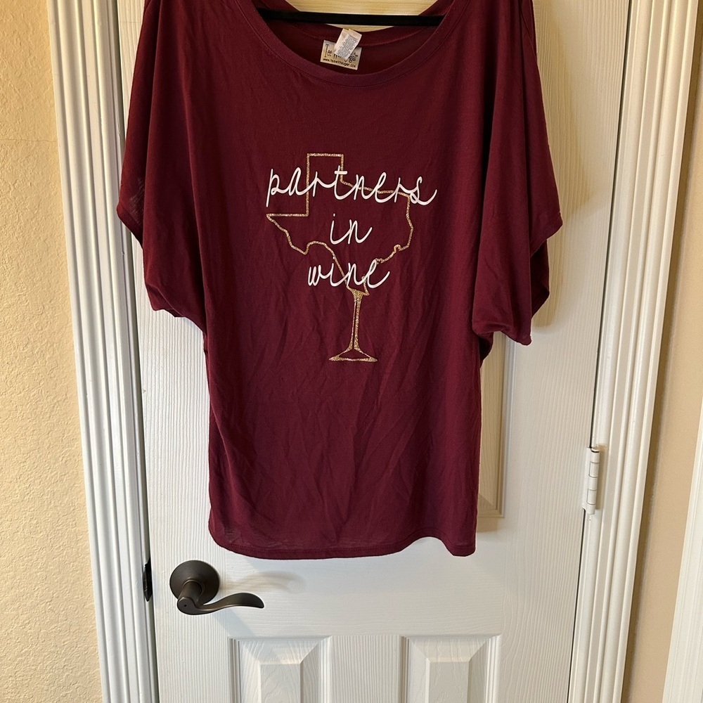 💜3/$15 Burgundy Graphic Tee with Wine Design